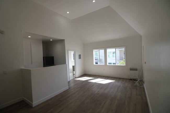 Building Photo - 722 S Manhattan Plz