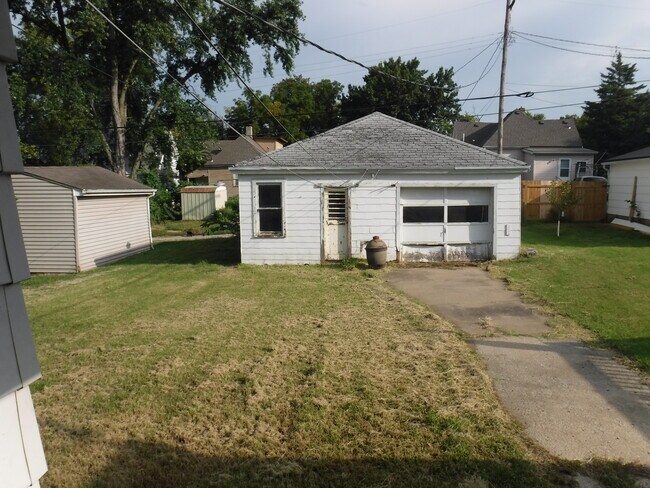 Building Photo - 2419 Seneca St