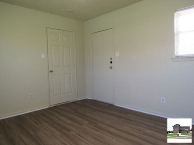 Building Photo - 804 Hackberry St