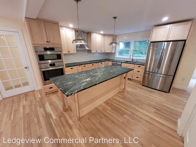 Building Photo - 4 br, 2.5 bath House - 467 Shaker St.