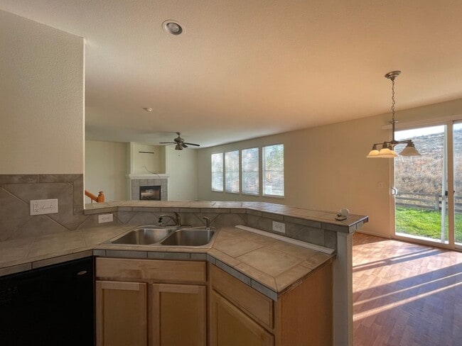 Building Photo - 3Bed 3Bath Home In Erie Available July!