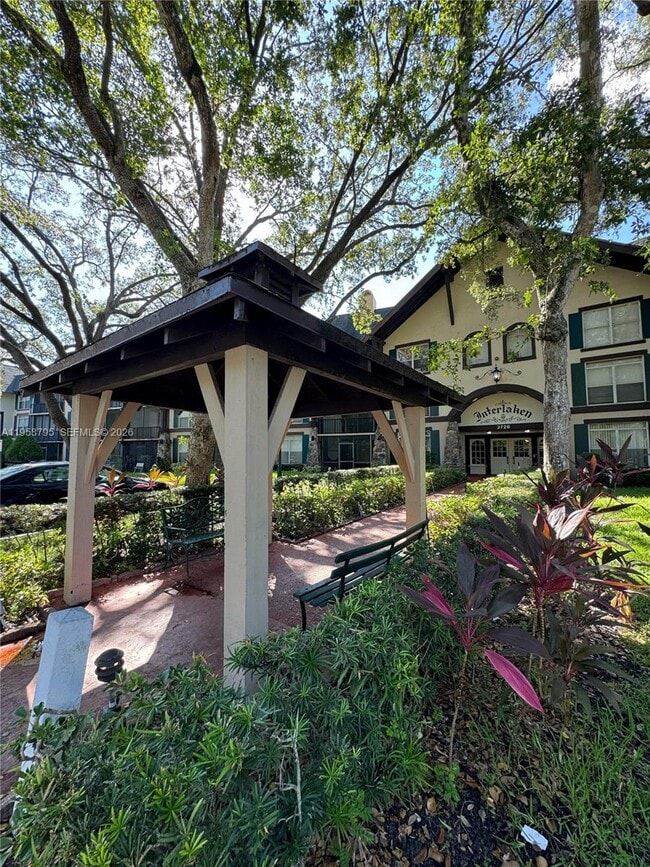 Building Photo - 3720 Inverrary Dr