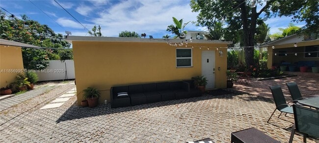 Foto del edificio - 985 SW 10th St