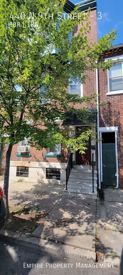 Building Photo - 2nd Floor: 1 Bedroom/ 1 Bathroom Apartment...
