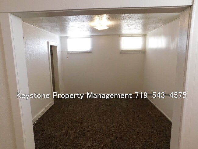 Foto del edificio - Move-In Special! $400 Off! -  Eastside Efficiency Apt in Triplex  $800/$800