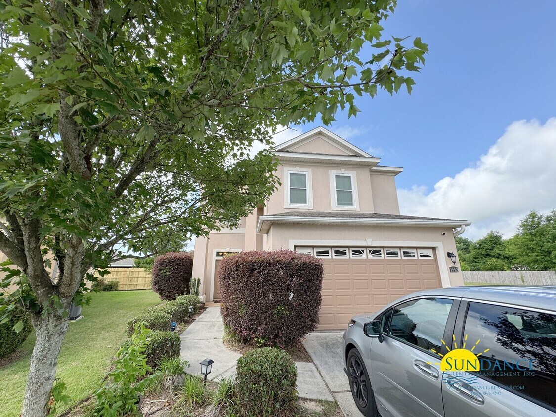 Foto principal - Prime Location! 3BR Home w/ Loft Near Egli...