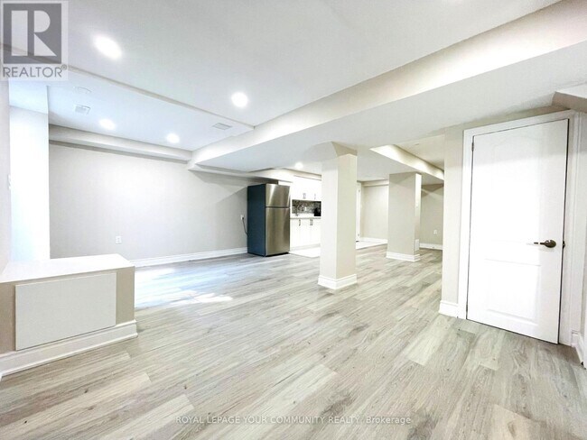 Building Photo - 110 Rotherglen Rd N
