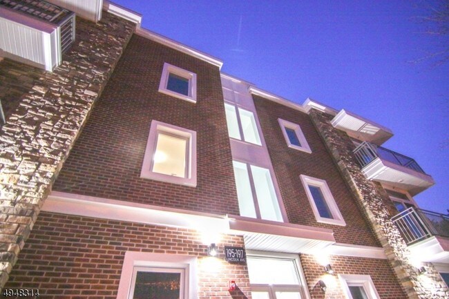 Building Photo - 195 Lincoln Ave