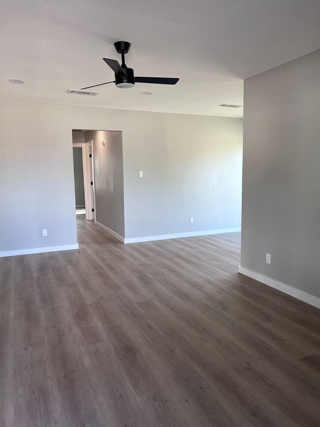Building Photo - ? Fully Remodeled 2 Bed / 1 Bath Duplex – $200 off First Month Move-In Ready ?
