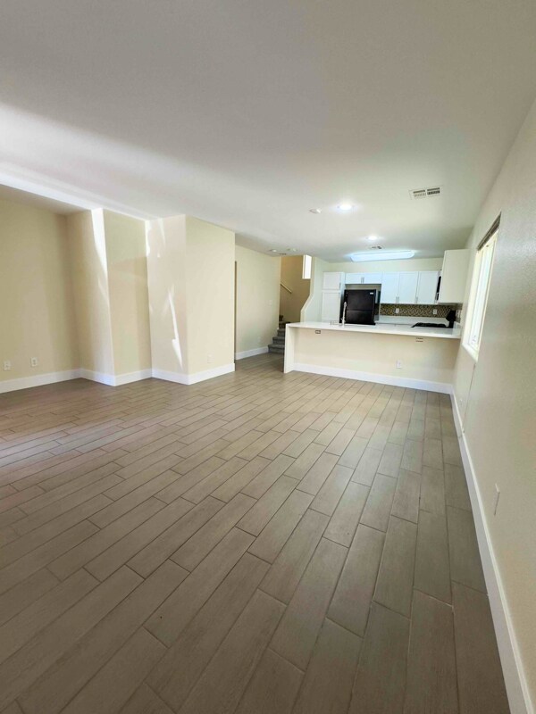 Foto del edificio - 9140 Gabardine Ave
