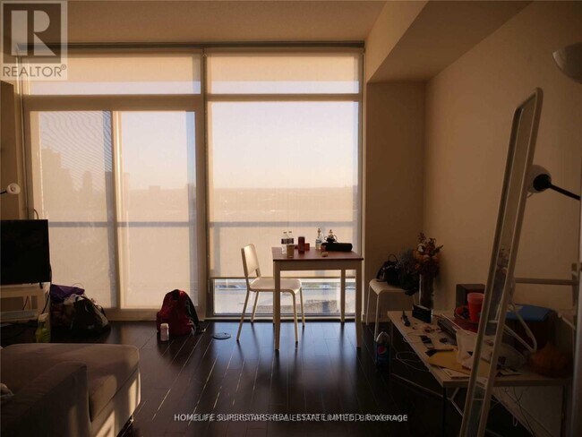 Photo du bâtiment - 105 The Queensway