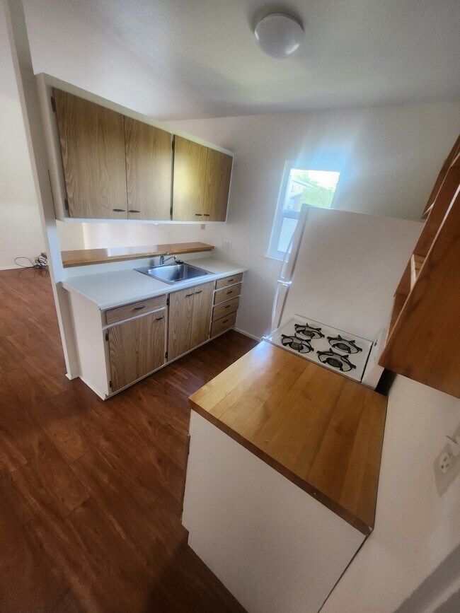 Building Photo - 1936 Stuart St