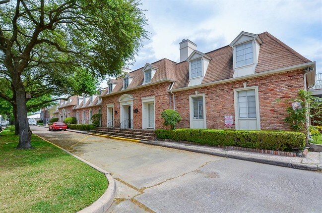 Building Photo - 2727 Briarhurst Dr