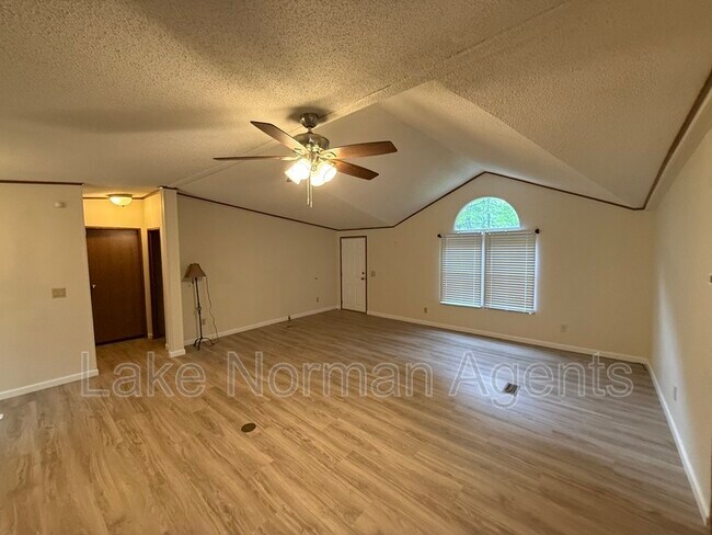 Foto del edificio - 5160 King Wilkinson Rd
