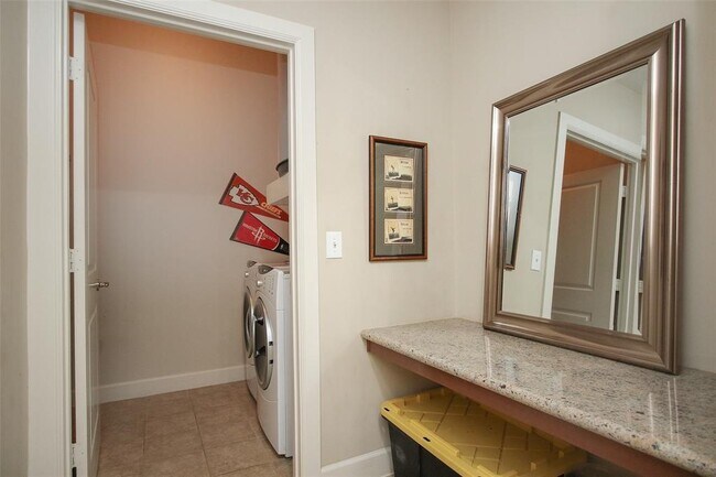 Foto del edificio - 1900 Genesee St