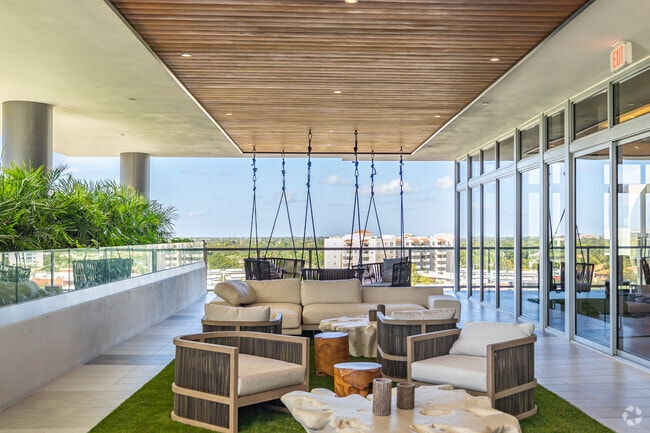 Terraza cubierta y lounge - Crest at Pinecrest