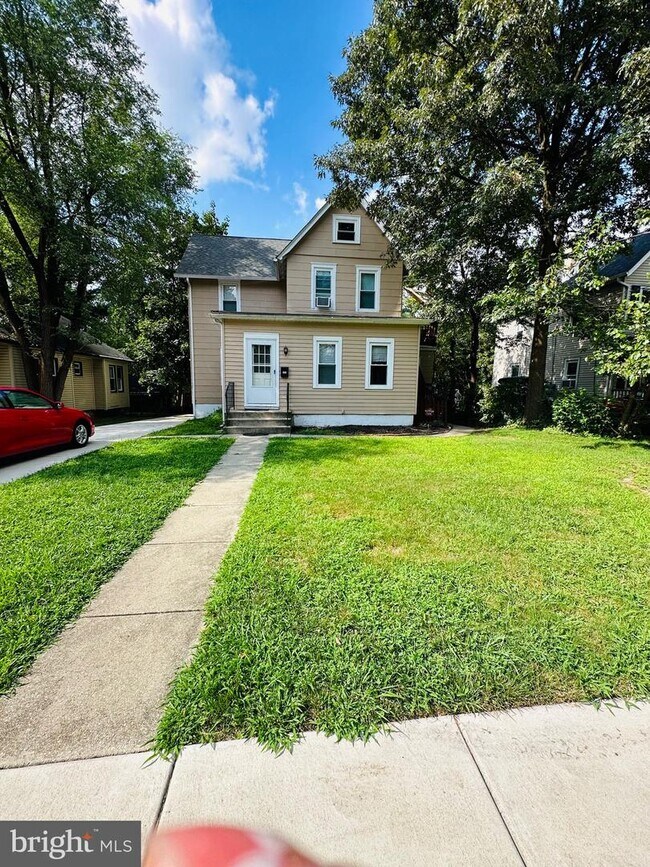 Building Photo - 605 Woodlawn Ave