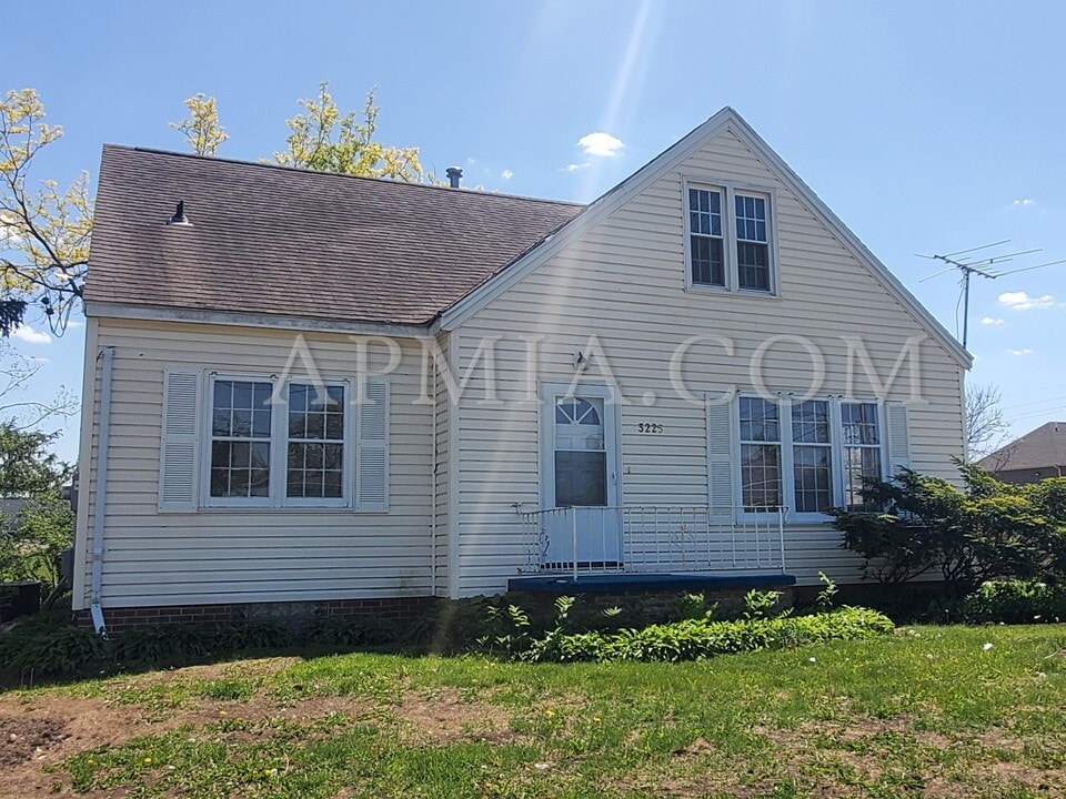 3225 12th Ave SW, Cedar Rapids, IA 52404 House for Rent in Cedar