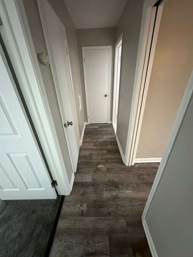 Foto del edificio - HUGE Updated Apartment with hardwood floors