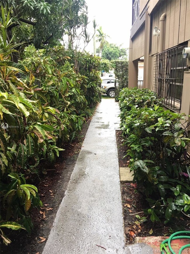 Building Photo - 324 SW 23rd Ave