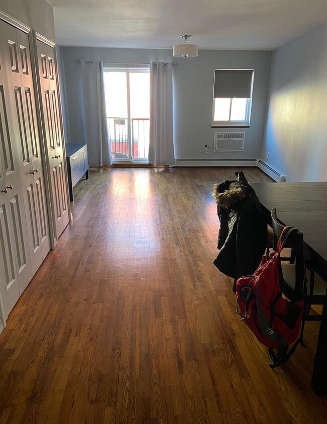 Foto del edificio - 7103 Fresh Pond Rd