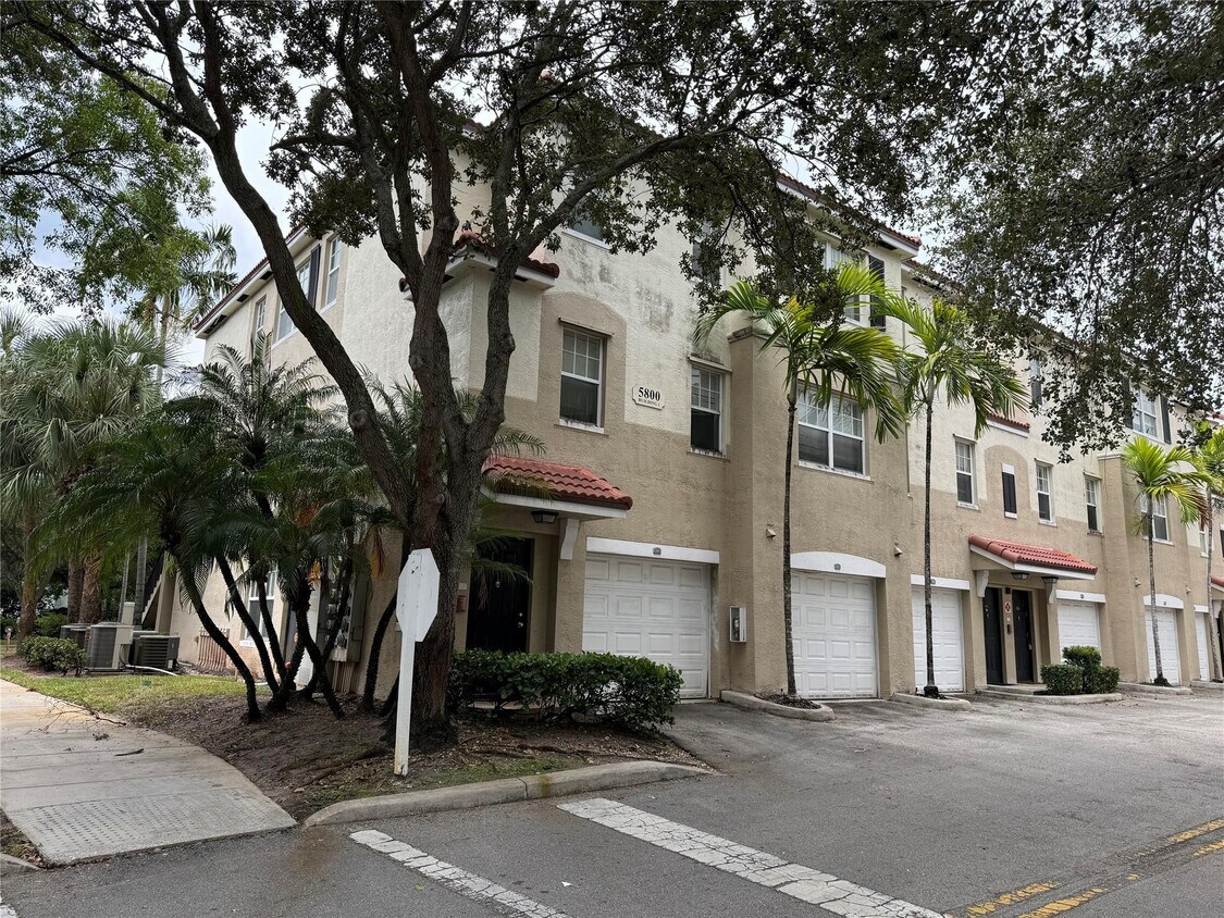 Foto principal - 5800 W Sample Rd