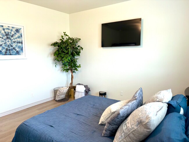 Building Photo - 324 S Saunders Ave