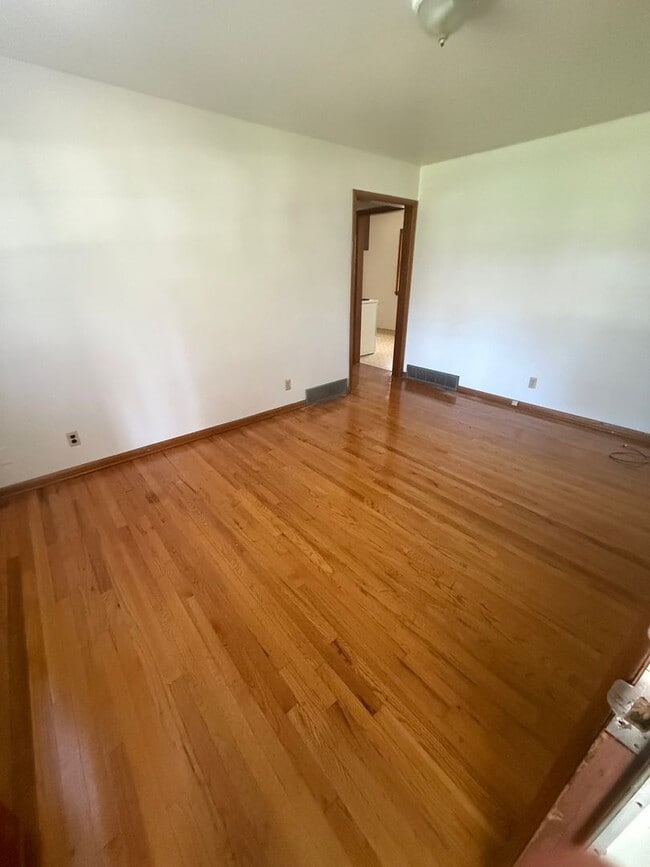 Building Photo - Quaint 1 bedroom/bath with private parking