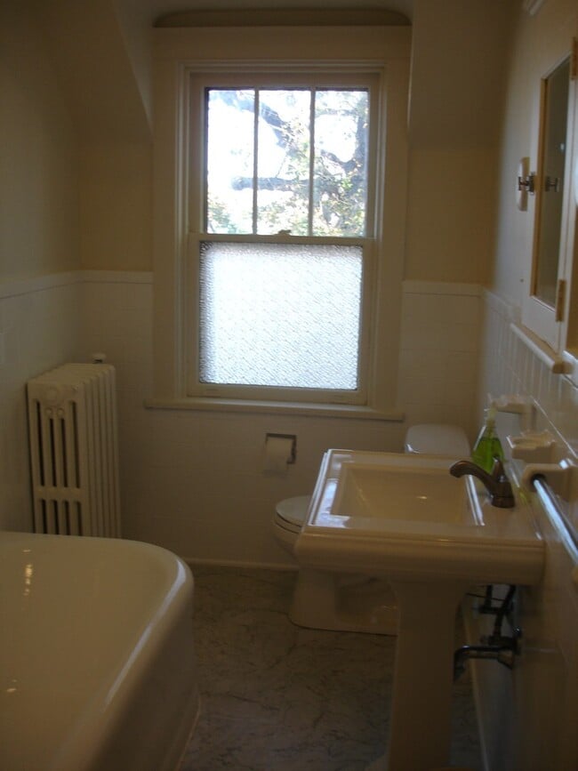 Building Photo - 1405 Oregon Pike