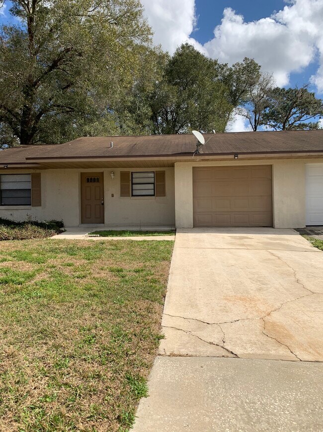 Building Photo - 2/2 half duplex in DeLand with 1 car garag...