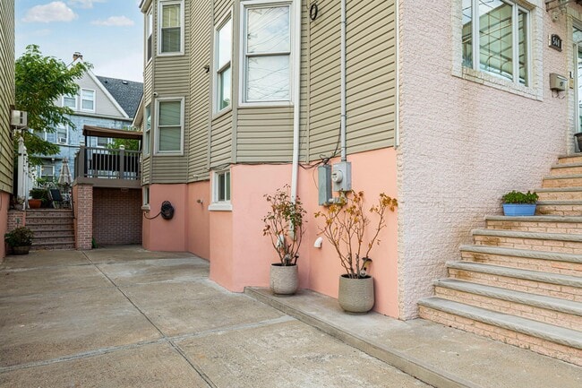 Building Photo - 561 AVENUE E