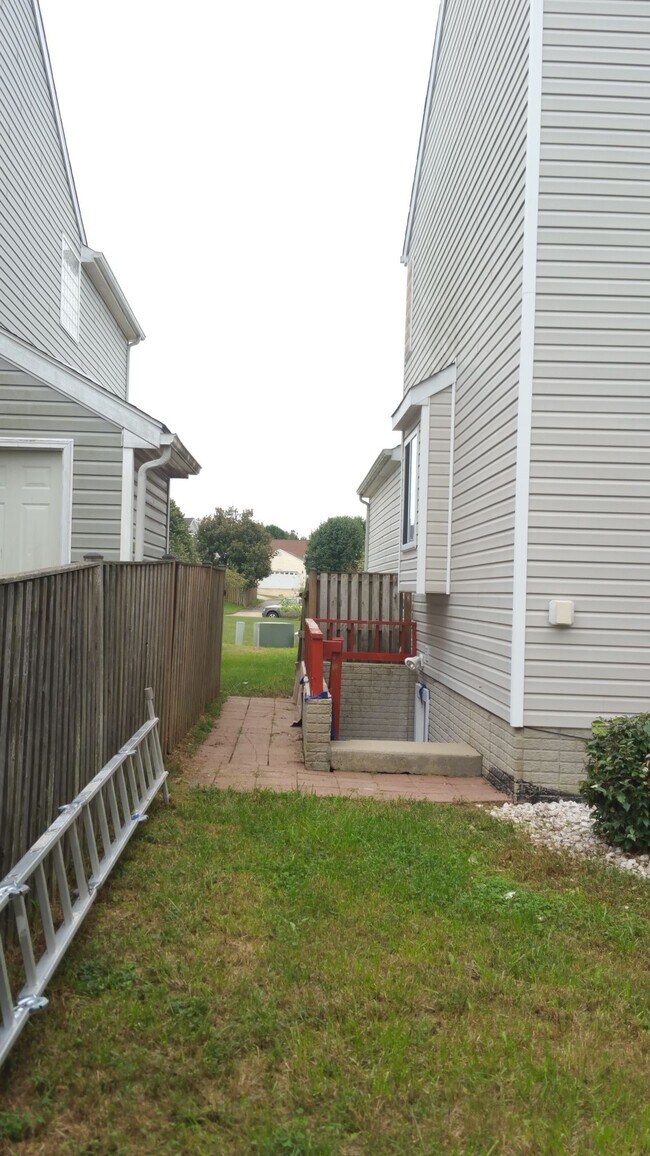Side View - 45528 Coosan Ct