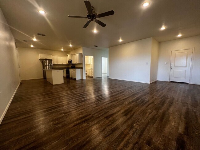 Foto del edificio - AUGUST PRE-LEASE! Spacious Townhome