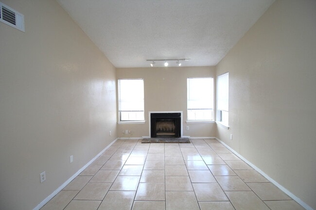 Building Photo - Coming 9/12! Spacious 2-Bedroom, 1-Bath Du...