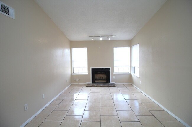 Foto del edificio - Updated Duplex with Patio & Fireplace