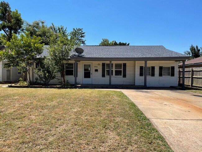 Building Photo - 3 bed 1 bath garage conversion , great are...