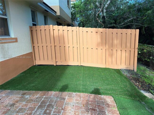 Foto del edificio - 6519 Hidden Cove Dr