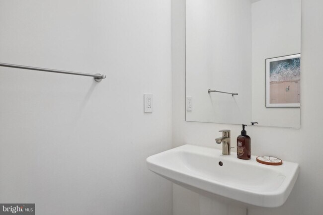 Building Photo - 1539 6th St NW