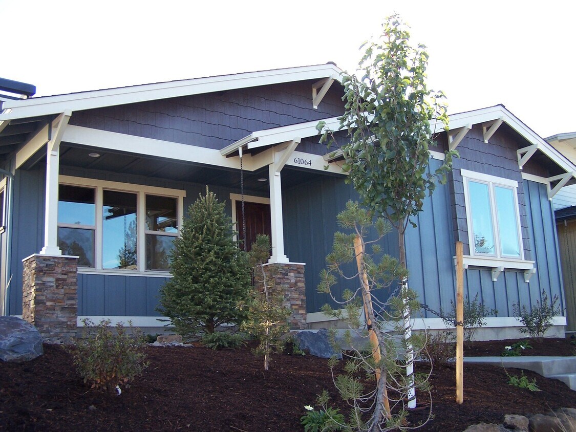 Primary Photo - Charming 3 Bed/2 Bath Single Level Craftsm...