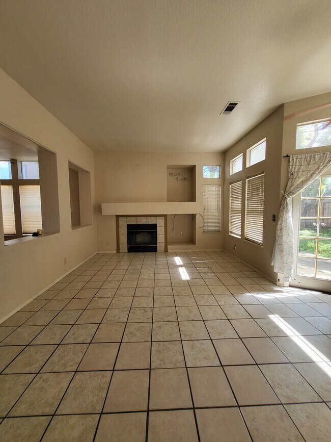 Foto del edificio - 4Bdm 2.5Ba Home in Convenient Location!