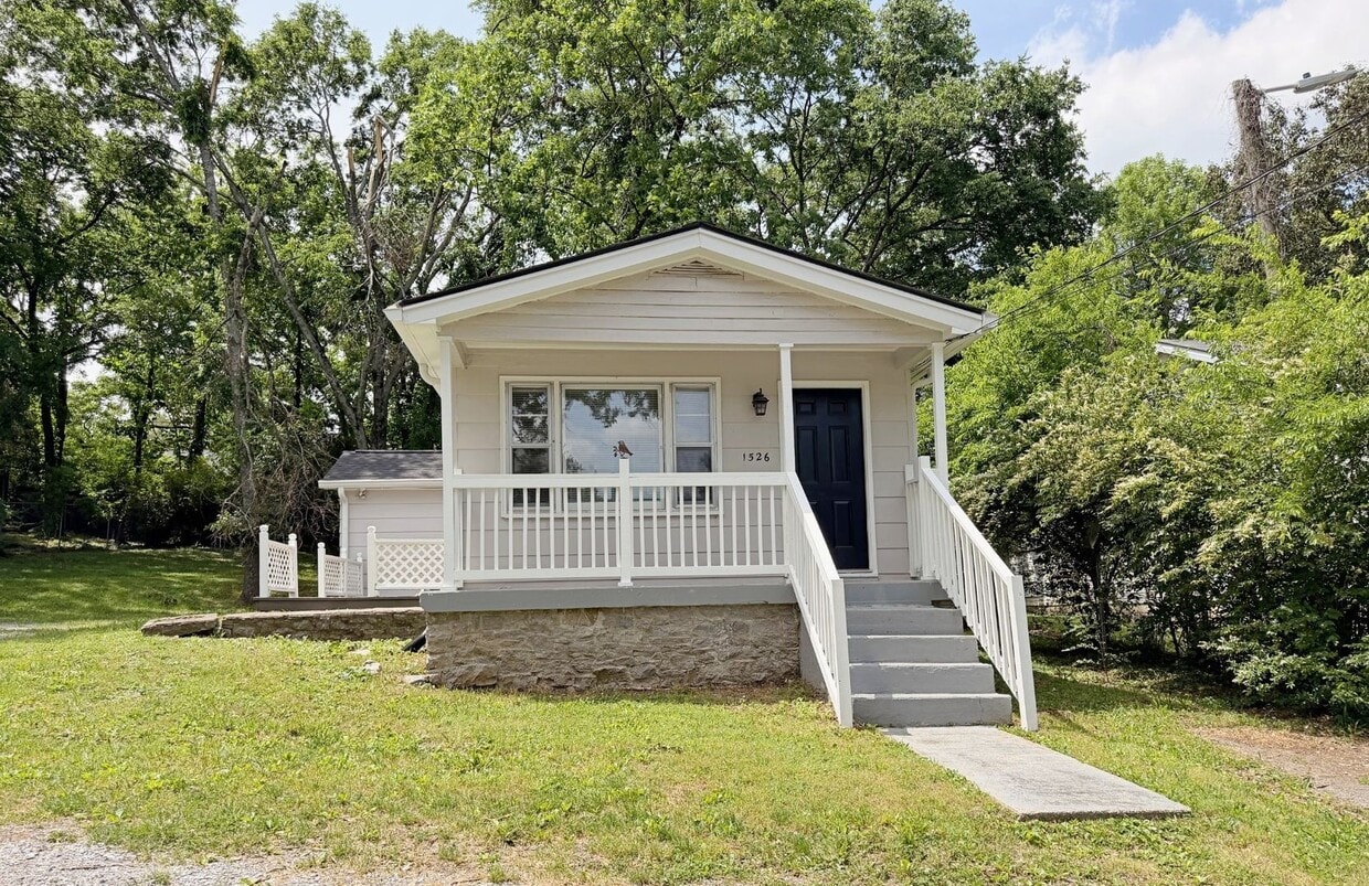 Move-In Ready 3BR Rental with Spacious Yard & Deck - Move-In Ready 3BR Rental with Spacious Yard & Deck