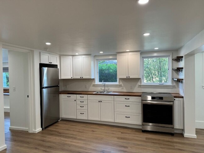 Building Photo - 380 13th ST