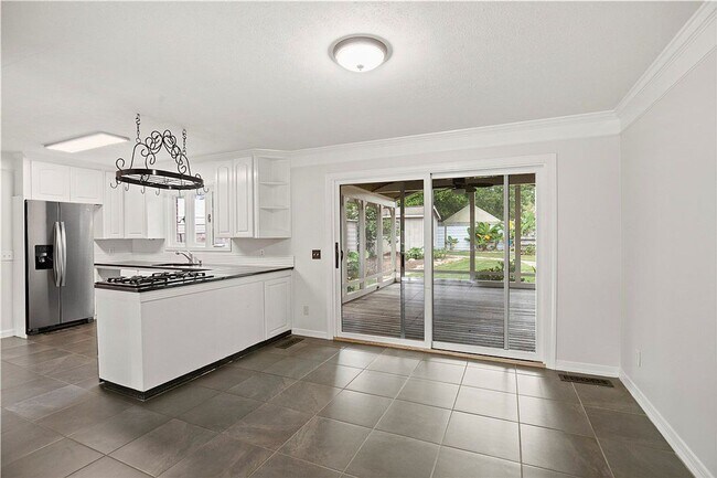Building Photo - Renovated House With A Pool Available in S...