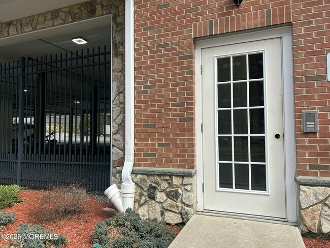 Building Photo - 45 Beers St