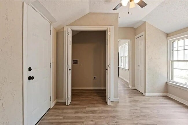 Building Photo - 807 SW Jefferson Ave