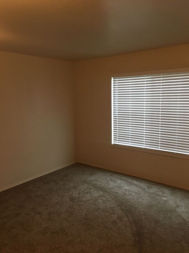Building Photo - Very nice 2 bedroom condo
