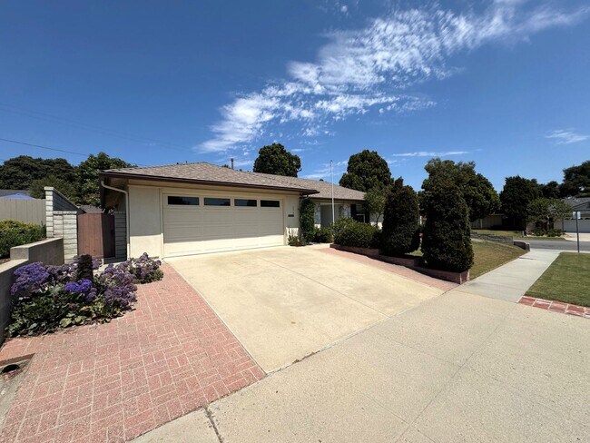 Foto del edificio - Spacious East Ventura 4 Bedroom Home – Sin...