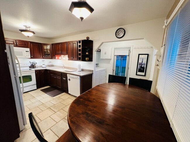 Building Photo - 2 Bed, 1 Bath Newly Renovated Rental