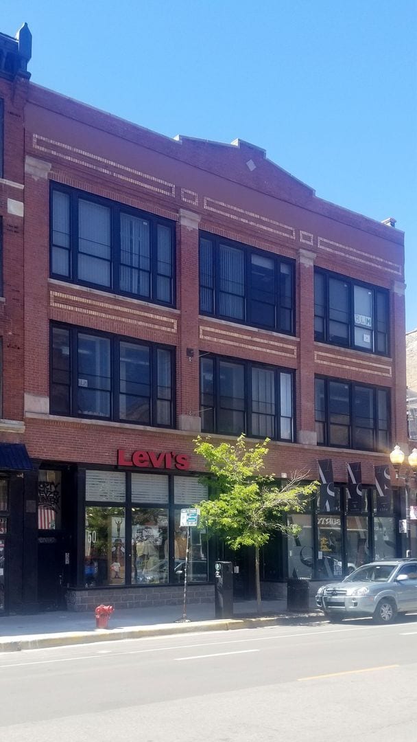 Building Photo - Huge 3 Bedroom Apartment. Amazing Location. Bright and Sunny