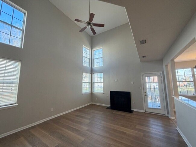 Foto del edificio - South Village Townhomes